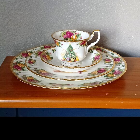 Vintage Royal Albert Christmas Magic Place Setting Tea Cup Saucer Plates 1990 - Picture 1 of 6